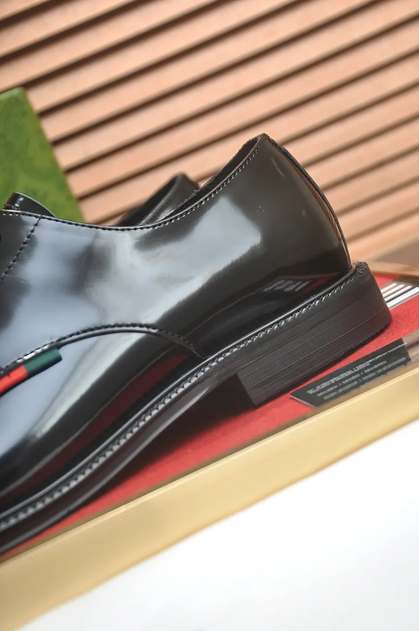 Men's shoes💰500💶Italy's top luxury men's shoe giant (GUCCI) (Gucci) (full cowhide lining) new arrival🍃Original European style🔰 Pleasant to the eye😍In order to make the shoes more durable and non-deformable🌀The production continues to follow traditional methods but there is still no lack of innovation💪Choose original sheepskin for the leather♻️ Smooth and natural And extra bright ⭐Made of imported cowhide, the first choice of rich people 38-45 (45 customized)